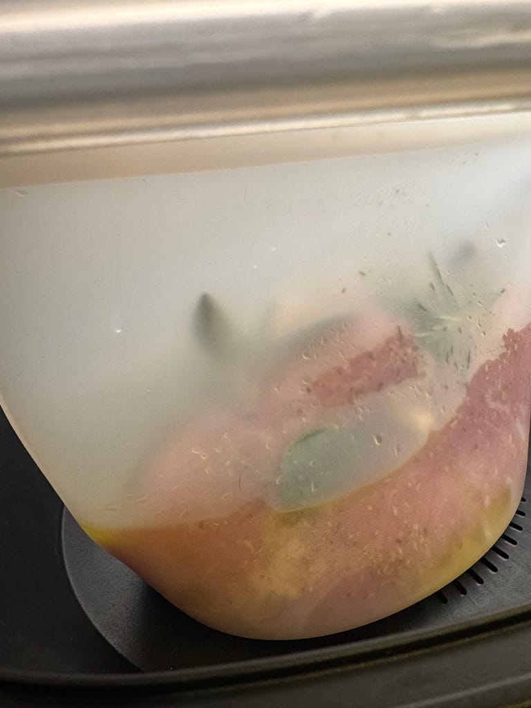 La borsa di silicone inserita nella vaporiera durante la cottura.