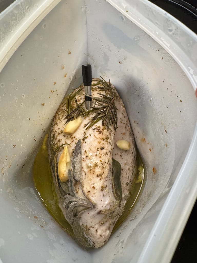 Tacchino cotto a vapore con sonda impostata a 70 °C al cuore.